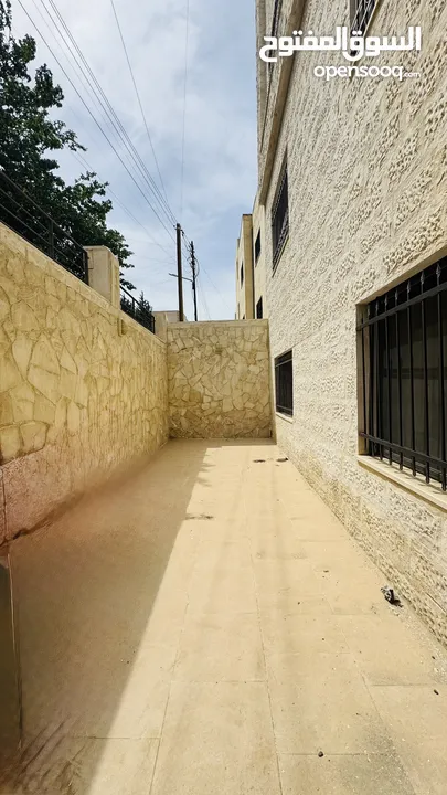 شقه شبه ارضيه مع ترس للبيع في صويلح خلف الجوازات