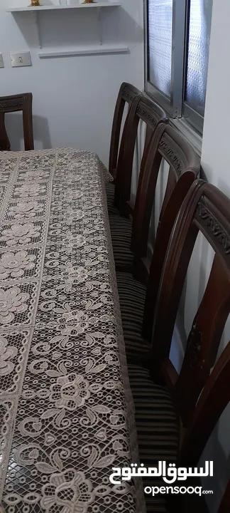طاولة سفرة 8 مقاعد...حالة ممتازة استعمال خفيف جدا  لونها بني خشب زان اصلي  السعرررر قابل للتفاوض