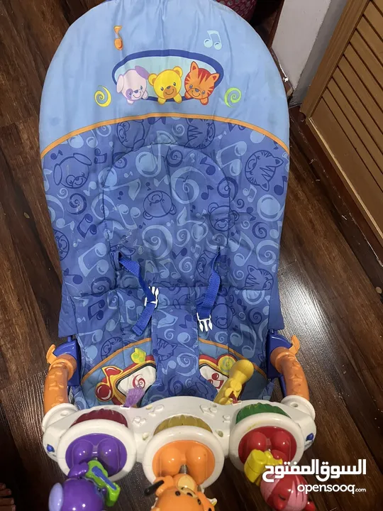 كرسي هزاز للاطفال من الولادة وحتى السنتين من ماركة fisher price لون ازرق مع هيكل ازرق سهل الاستخدام