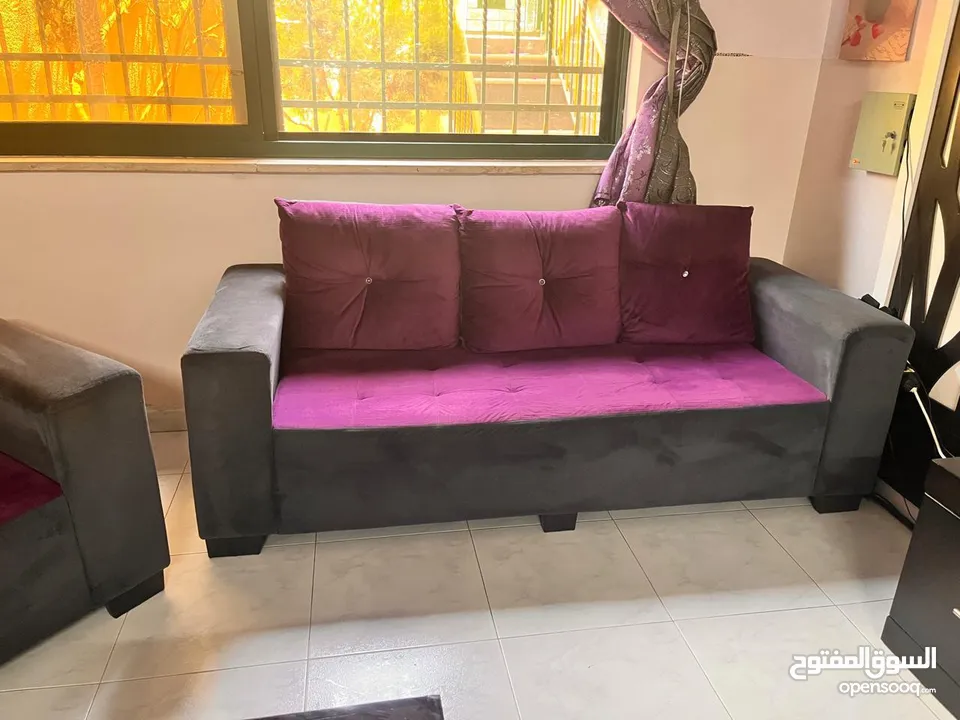 اثاث مستعمل بحالة جيدة (طقم كنب/ طاولة سفرة/ مزنون/ طاولة وسط/ براويز/ برداي)
