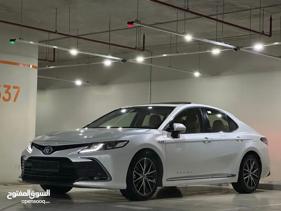 Toyota Camry 2023 Gle  بحالة الوكالة