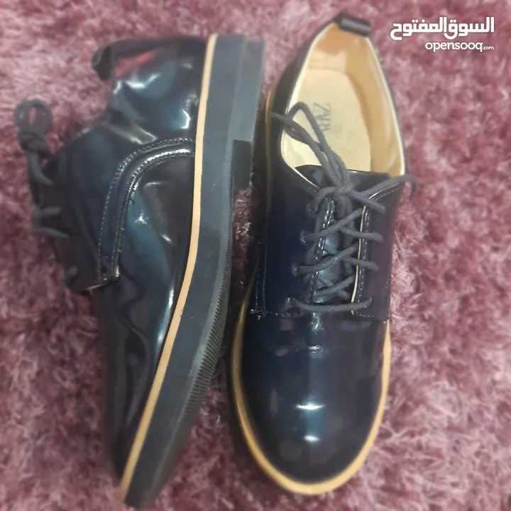 للبيع: حذاء نسائي من ZARA بحالة شبه جديدة – تصميم أنيق برباط أمامي، مقاس 37 ولون كحلي جذّاب