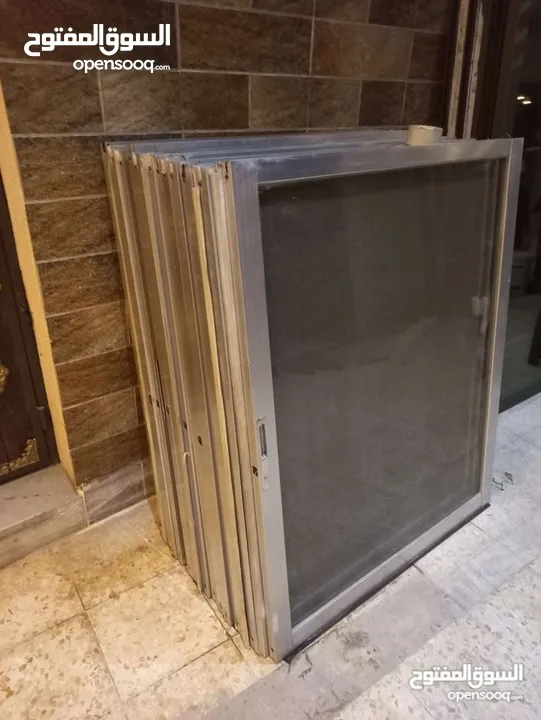 شبابيك المنيوم لون سلفر زجاج عسلي عدد 8 مترين في متر وربع