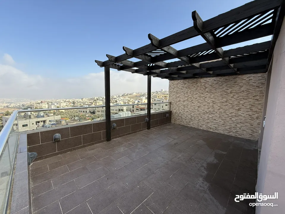شقة مميزة طابق ثالث مع روف 3 غرف نوم 3 حمامات مفروشة للبيع