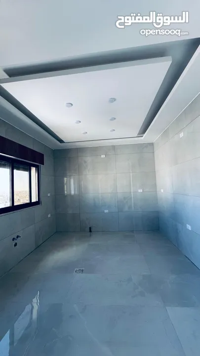 طابق شبه ارضي مطلة و مشمسة و مهوية بأرقى مناطق حي الياسمين المطله على كوريدور عبدون بسعر ناري جدآ