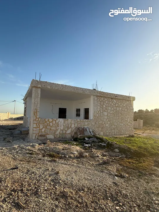 بسعر مغري جدا بيت ريفي للبيع في منطقة نادرة طريق جرش من المالك بسعر مغري مشجر زيتون مساحة ثلاث دنم