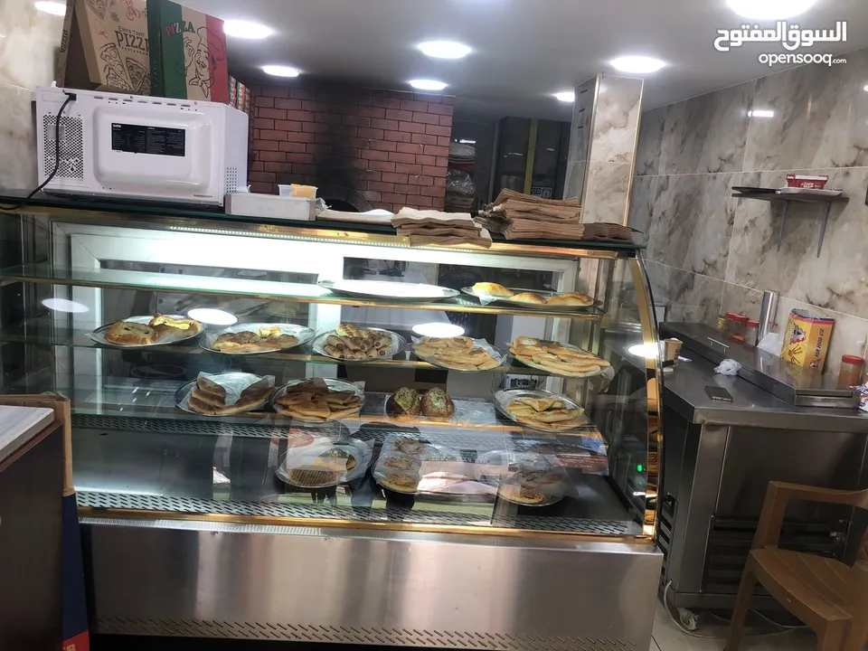 مطعم معجنات للبيع مع كامل معداته