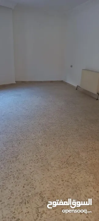 شقة طابق شبه ارضي للبيع بداعي السفر