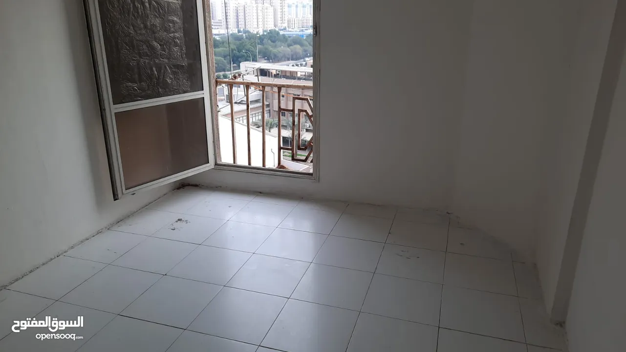 شقة للايجار عزابي اربع غرف حمامين ومطبخApartment for rent, Azzabi, Farwaniya, block three, next to t