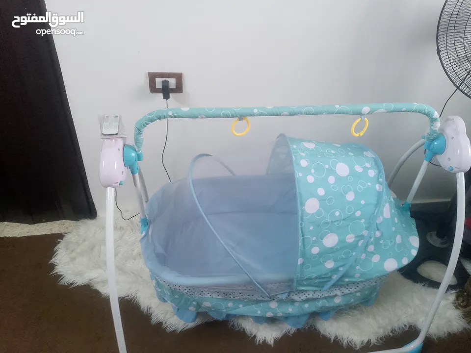 سرير اطفال للبيع هزاز وبعده موسيقات جديده بحاله الوكاله مع ريموت من عمر يوم لسنه ونص تم شرائها من