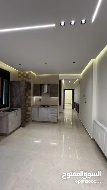شقة للبيع طابق ارضي 95م مع ترس 50م (سكنية - استثمارية) في ديرغبار شارع ال 60 ، مطبخ راكب ، تدفئة غاز