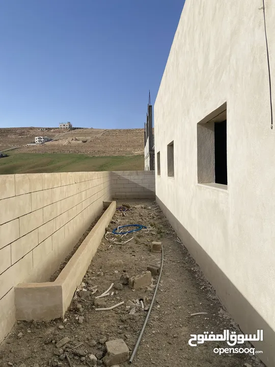 بيت عظم للبيع واجهه حجر مقصور من الداخل مسور من الخارج وبورسلان كامل داخلي موجود مطوب ومرخص