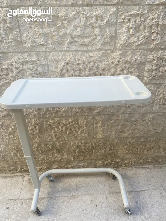 طاولة طعام للمرضى