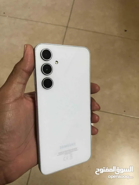هاتف samsung A35 5G لون فضي مساحة 128 رام 6 مستعمل سنة وحده فقط الجهاز ولا خدش ولا بشكي من شي 100%