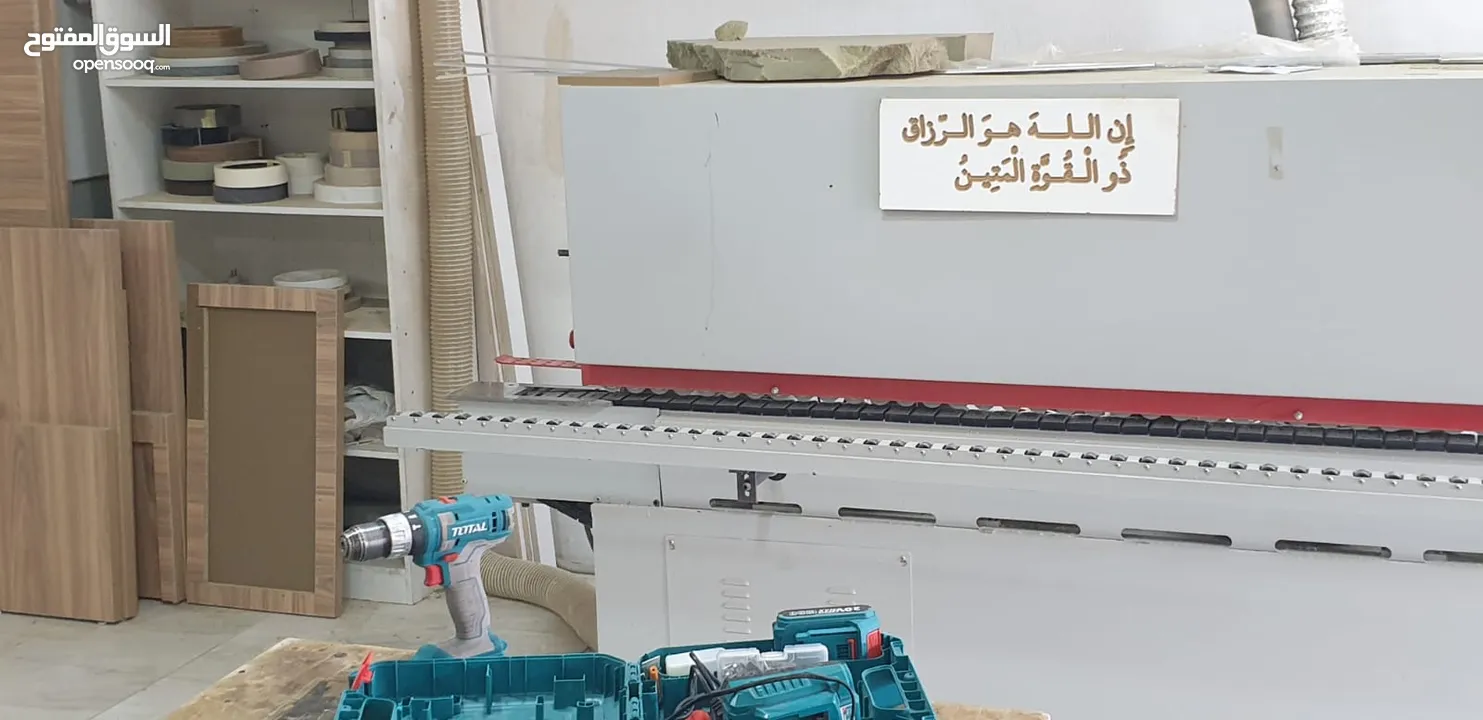 مشغل و منجرة  بابين مساحة مع السدة 250 م مجهزة بالكامل و شغاله  و ساعة كهرباء 3 فاز صناعي