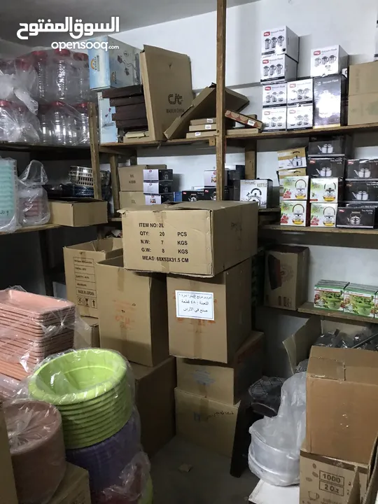 مستودع طابقين + شقتين للسكن+ برج اتصالات على السطح مؤجر مخيم الزرقاء قرب مدارس وكالة الغوث