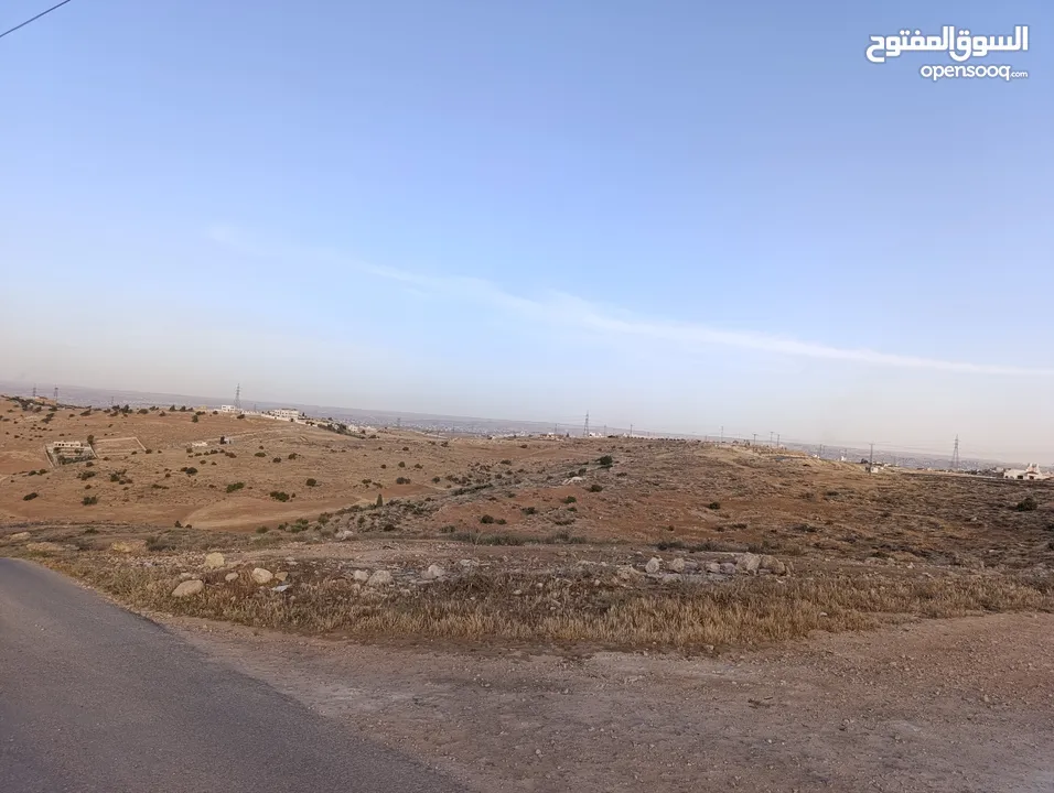 قطعة ارض مستوية ومطلة اطلالة بانوراما على عمان والزرقاء