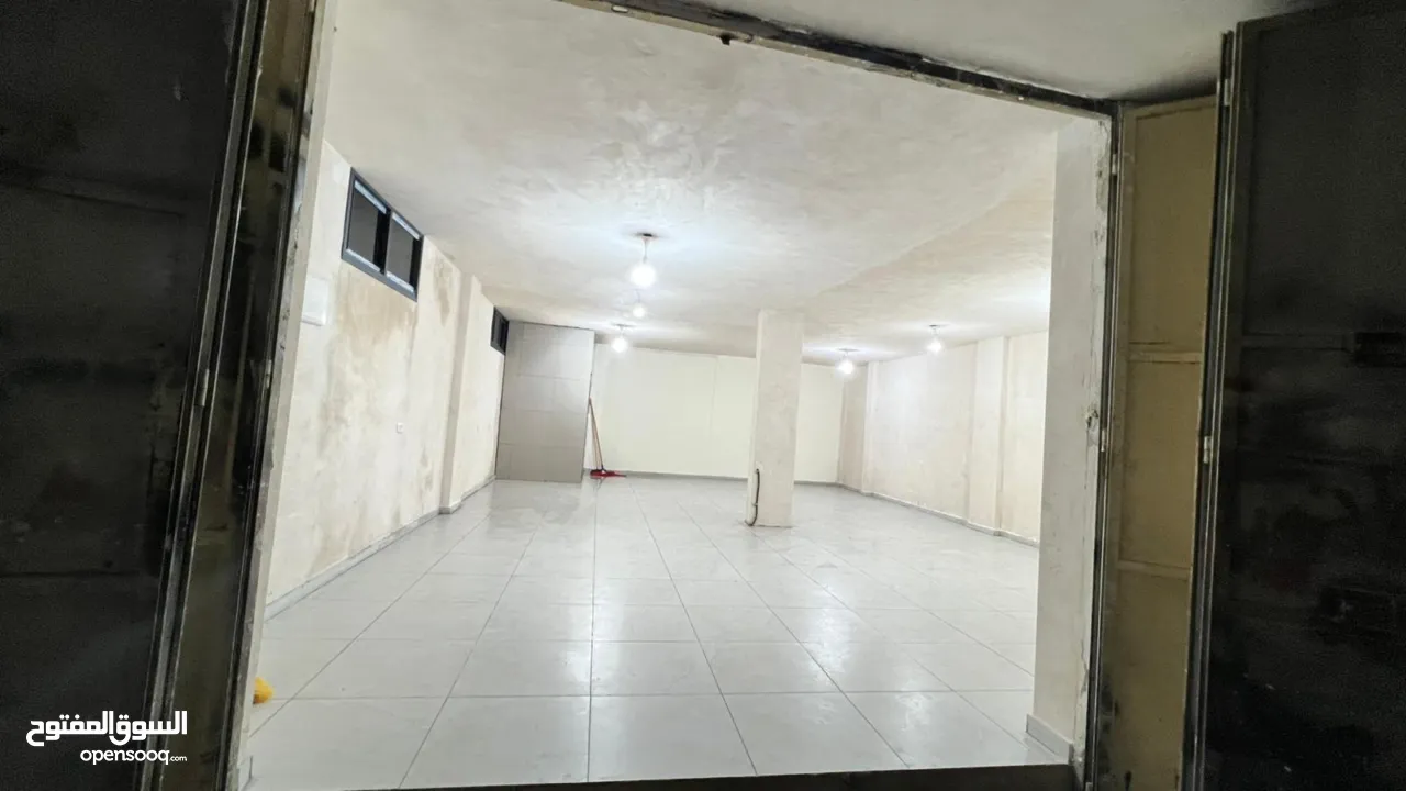 مخزن واسع للايجار مع رمبة بسعر مناسب