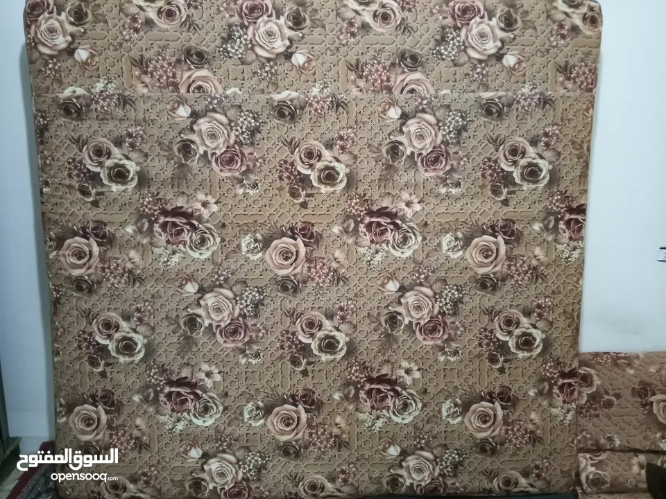 فرشة زمبرك كبيرة  بحالة ممتازة جدا استعمال قليل وأقل بكثير سبب البيع سفر . . . . . . . . .