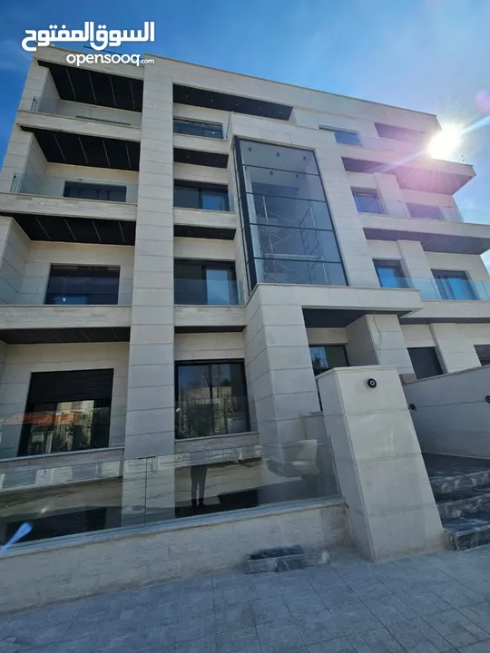 اخر شقة ارضية استثمارية 100 متر مقسمة الى استديو عدد 2 في ضاحية الرشيد خلف الجامعة الاردنية مباشرة