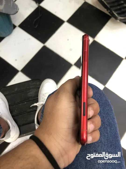 تلفون xr مغير شاشه اصليه جدا منيحه و مغير بطاريه اطليه جدا مكسور من ورا بس مش مثر تلفون سعرو