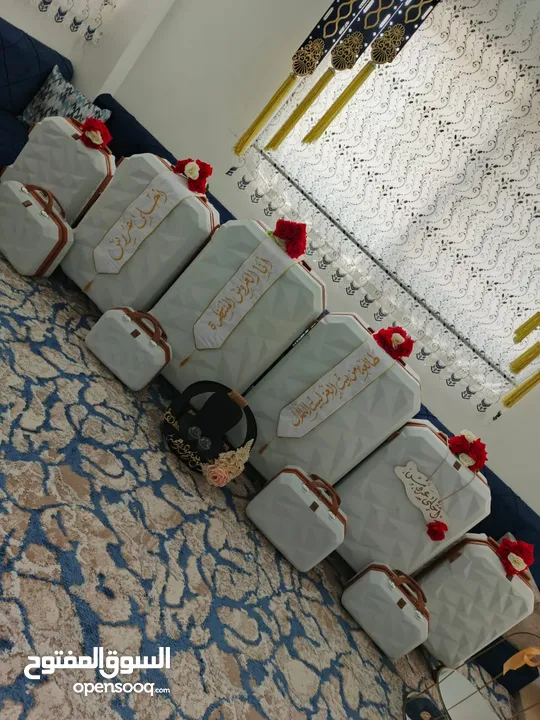 عمان والزرقاء  الطقم ب 15 شامل التوصيل والترجيع ومعاه ستاند عطور وستاند ذهب