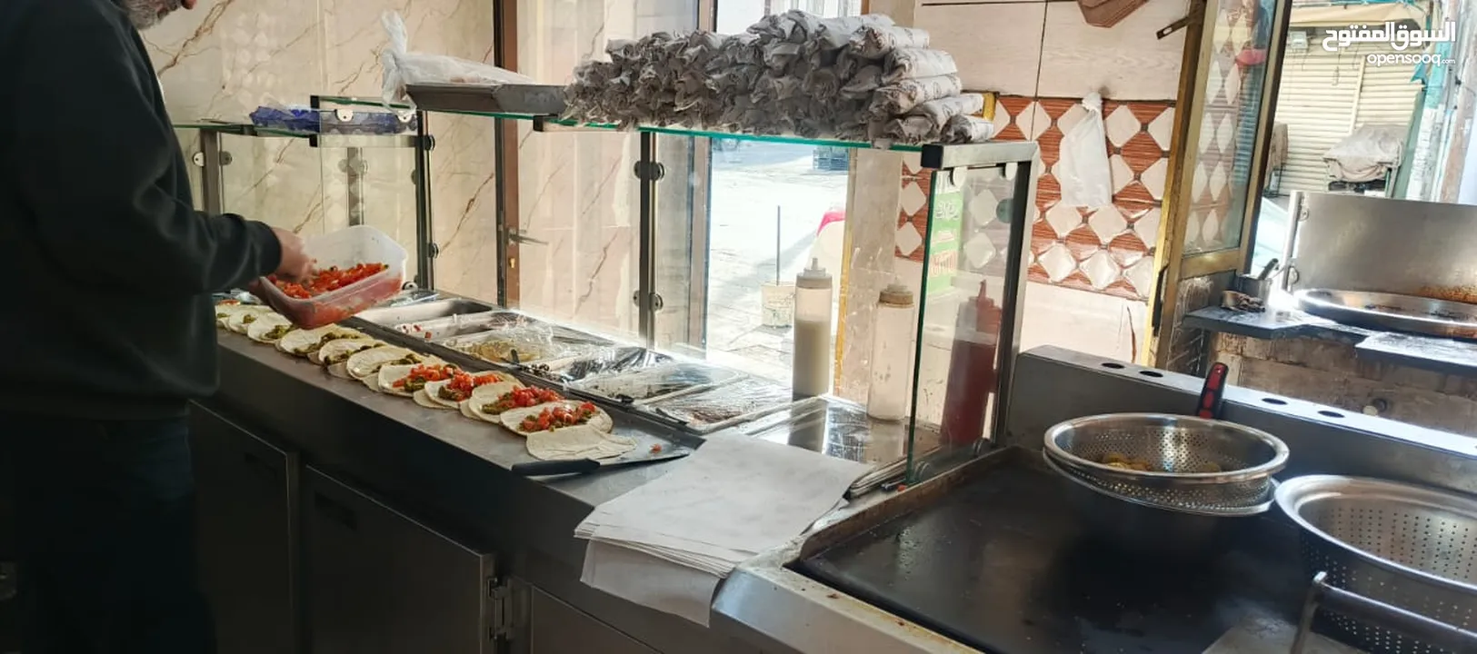 مطعم للبيع في حي نزال موقع حيوي وسط سوق