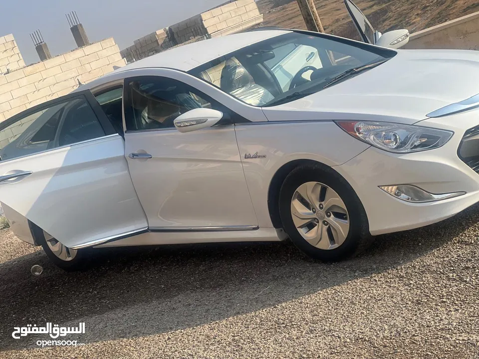 هونداي سوناتا 2015 - موديل فاخر، مالك واحد، حالة ممتازة كلين تايتل خالي من اي حوادث استخدام شخصي