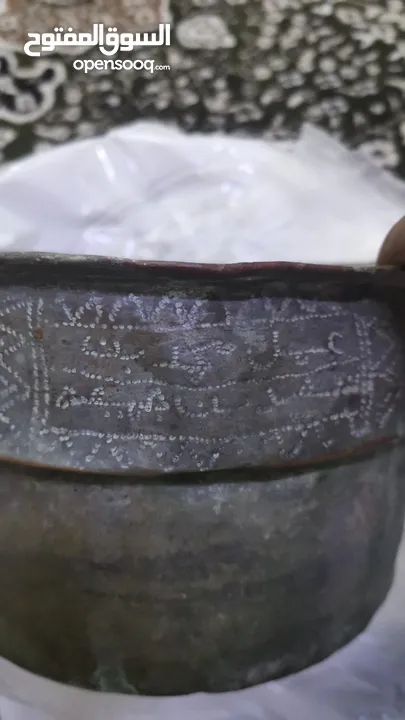 قطعة اثرية تراثية نادرة  وعاء نحاسي قديم، منقوش باسم الصانع: "عمل محمد بن سعيد بن جميعة"