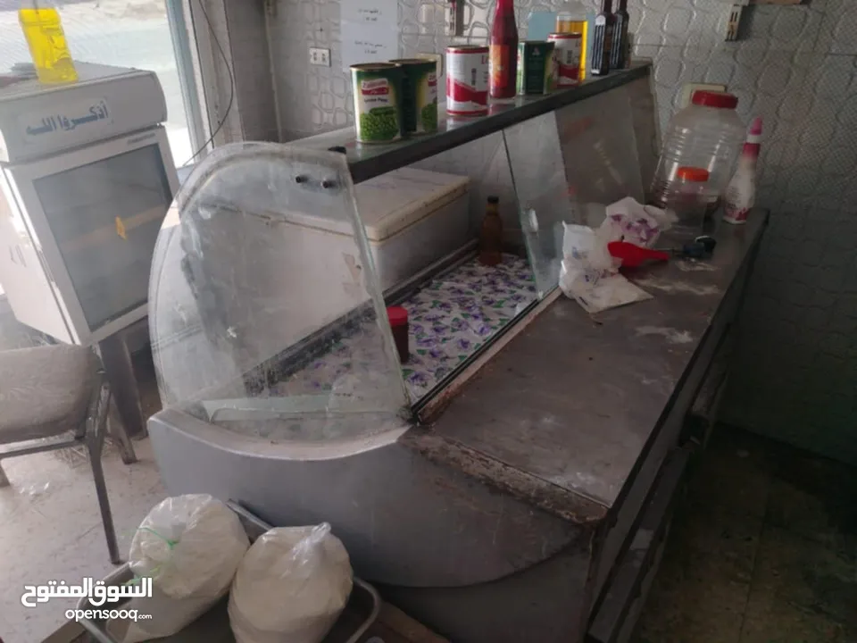 ثلاجة عرض ثلاجة دلي فريزر عدد2 ماكينات فرم لحمه عدد 2 وميزان