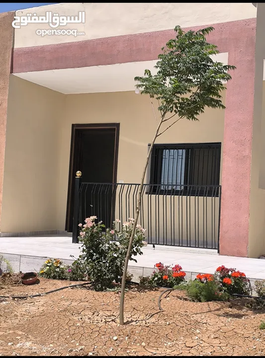 منزل شبه فيلا مساحته 150م طابق واحد مستقل حديث البناء قرب فلل الاندلسية طريق مادبا للايجارمن المالك
