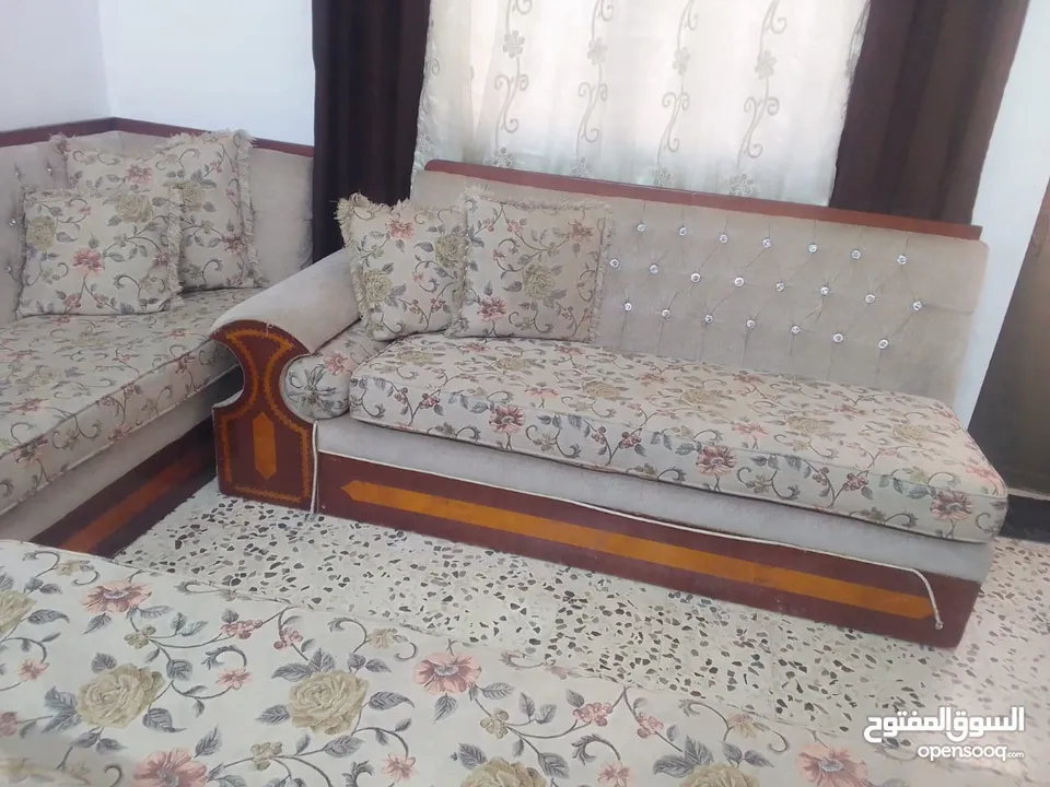 ديوانيه خشب زان شبه جديد تفصيل 22 مقعد كلفت تفصيل 2500 مطلوب فيها 900 قابل للتفاوض