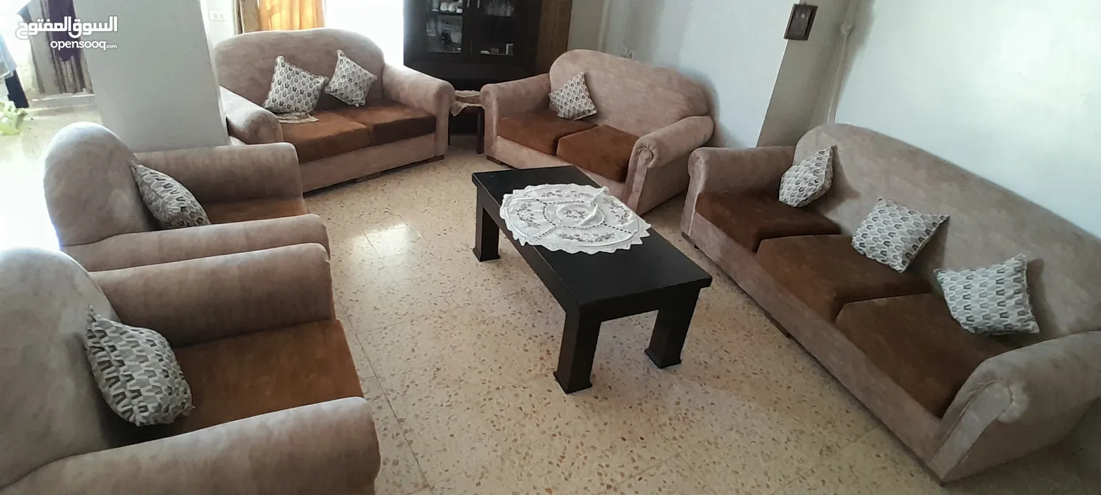 اثاث غرفة جلوس (صالون) بحالة جيدة بجنن اسفنج ناعم لطيف منجد