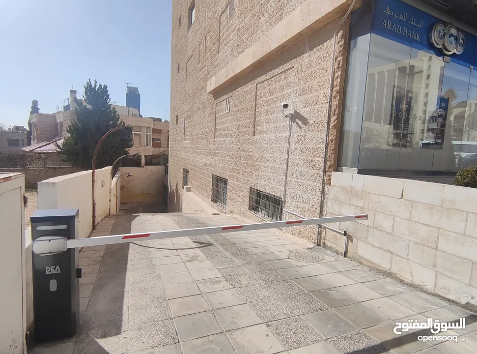 حاجز مقص باب كراج كهربائي للسيارات يعمل بالكاميرا Barrier with camera