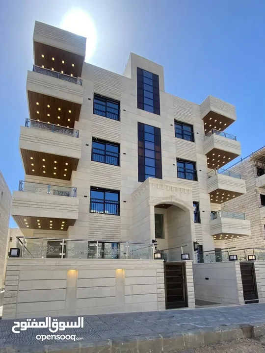 شقة طابق ثالث مع روف مساحة 246 م مع تراس 50 م خلف بلدية شفا بدران (السعر قابل للتفاوض)
