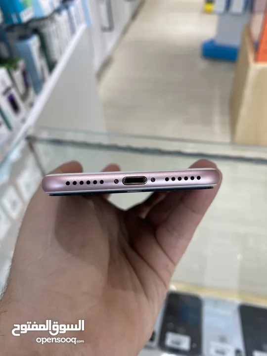 iPhone 7 256 gb  87% نسبه البطاريه  الجهاز بحاله ممتازه و معه سلك شاحن و حمايه و كفر