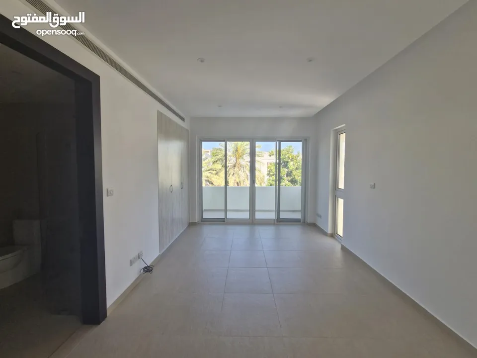 6 BR Spacious Villa in Al Mouj for Sale