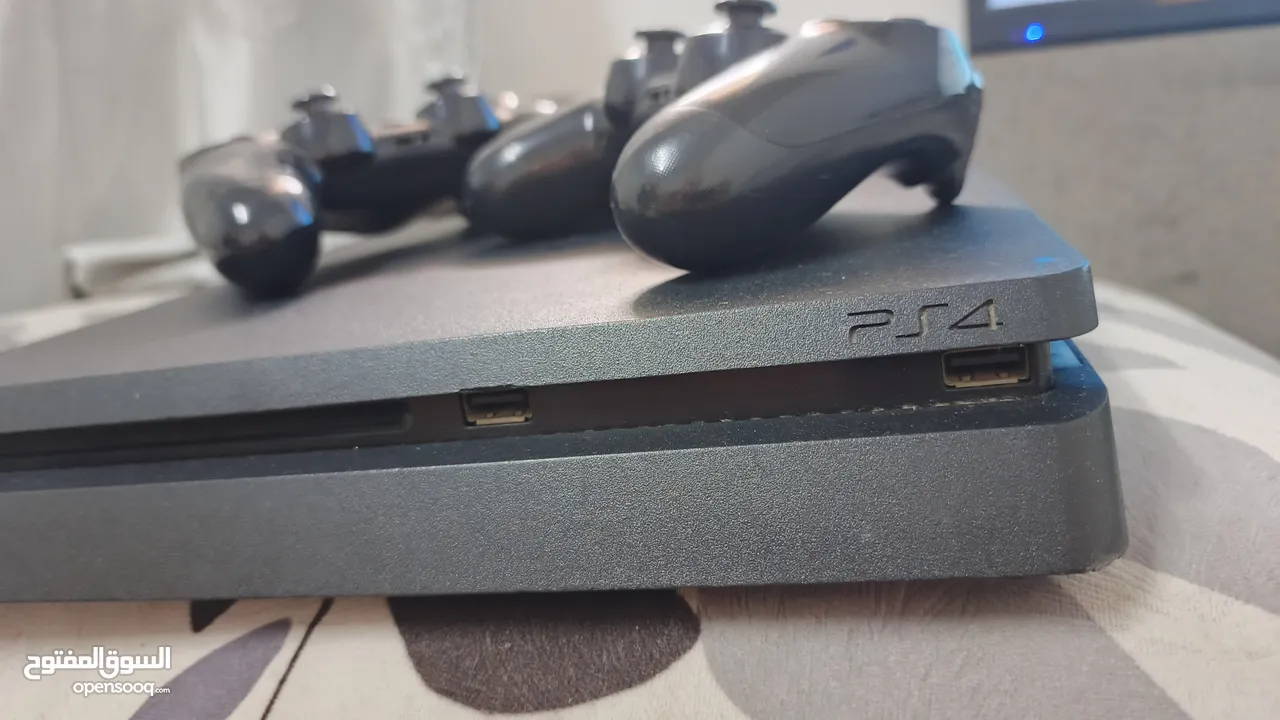 Playstation 4 slim 1tb  مع ايدتين اصليات