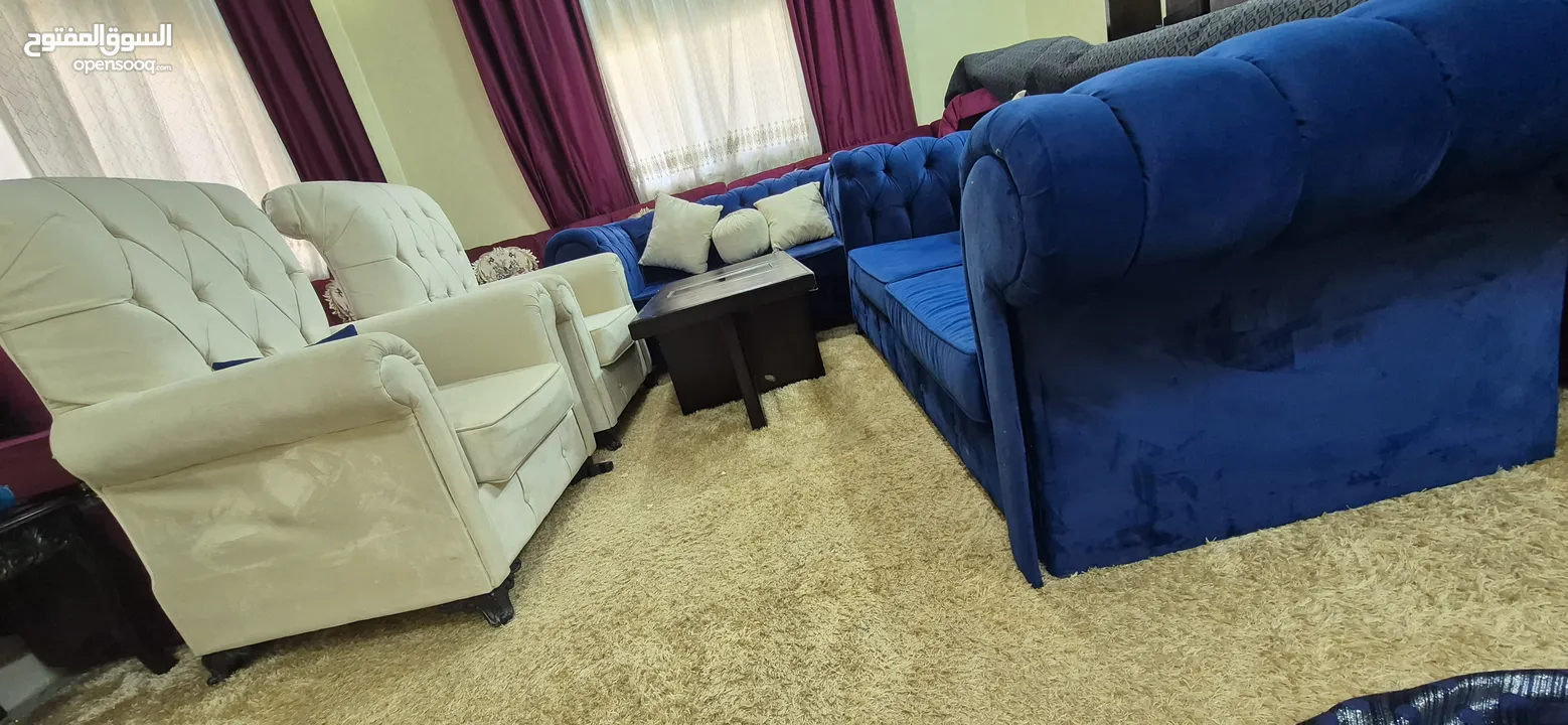 طقم كنب مستعمل بحالة الوكالة لون مميز بسعر الحرق