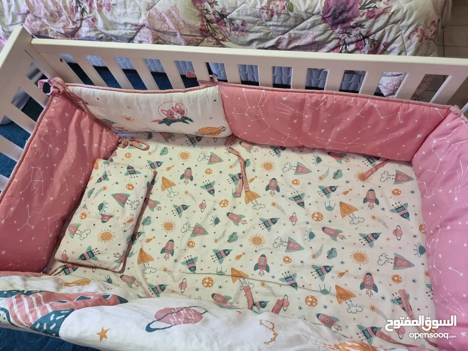 سرير اطفال بيبي خشبي مع فرشته