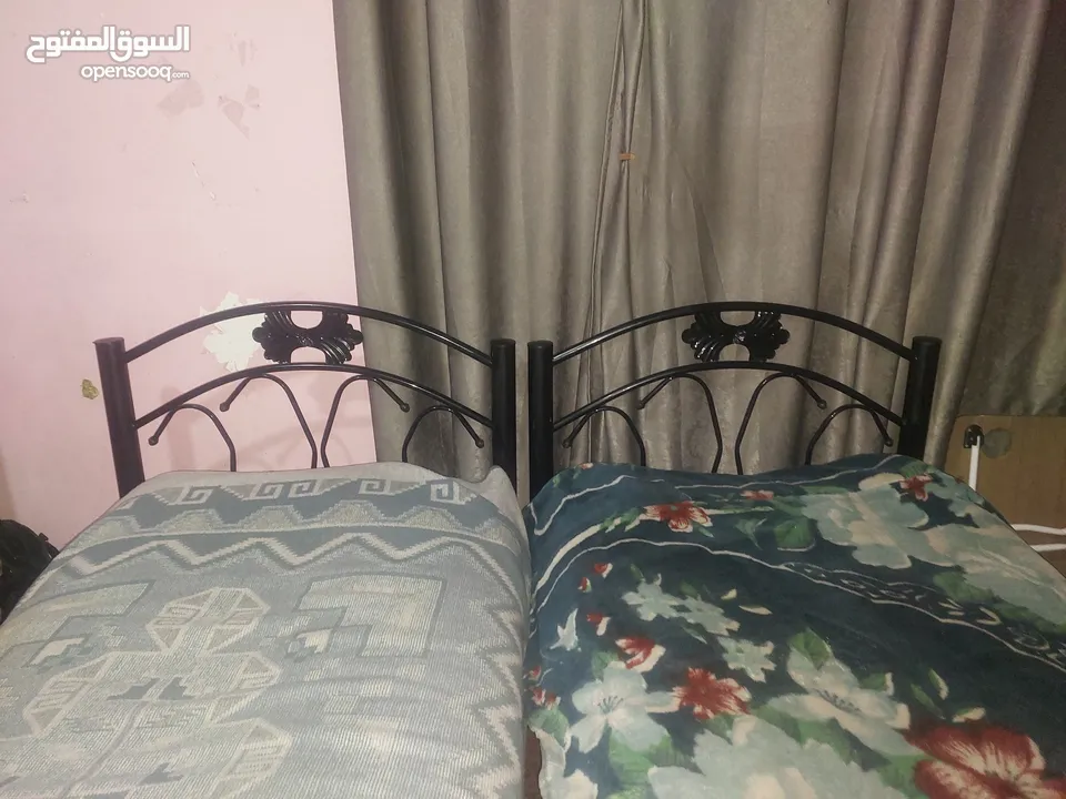 تخت مفرد عدد 3 بحاله الوكاله تم شرائهم خلال اسبوعين والبيع بداعي السفر