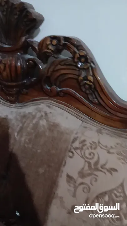 طقم كنب 7 مقاعد مع طاولة وسط وبرداية
