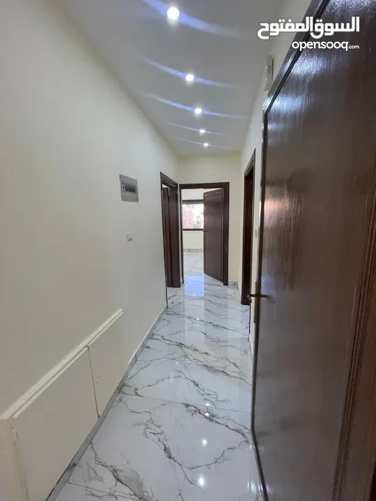 شقه فاخره للبيع بسعر حرق في الجندويل 200م طابق أول من المالك مباشره