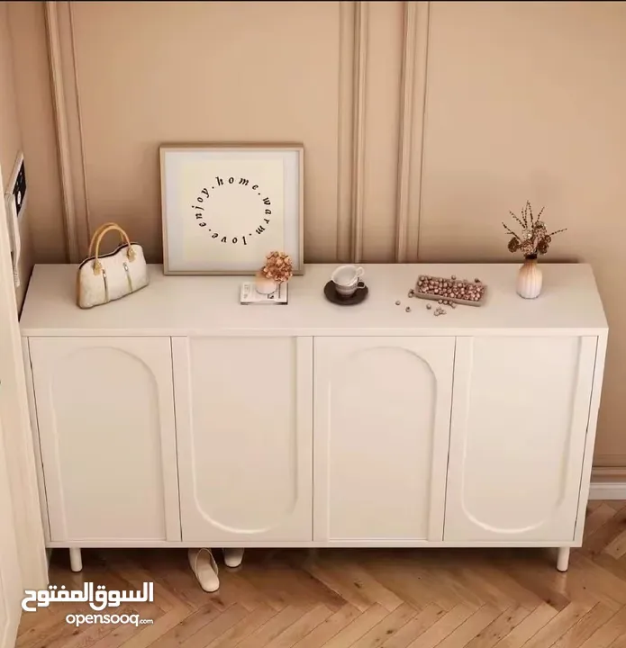 خزانة أنيقة بتصميم عصري ولمسة فخامة راقية  تجمع بين الجمال والعملية لتضفي ترتيب وأناقة على مدخل
