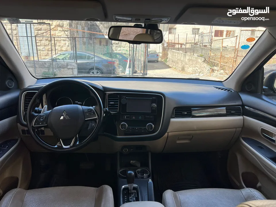 متسوبيشي اوتلاندر 2016  يداولى.    4x4 بنزين ماطور 2000.       7ركاب    فحص ممتا