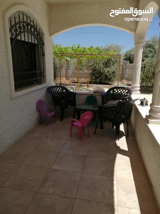 فيلا للبيع بالبنيات طريق المطار شارع الخدمات في حي هادئ جدا