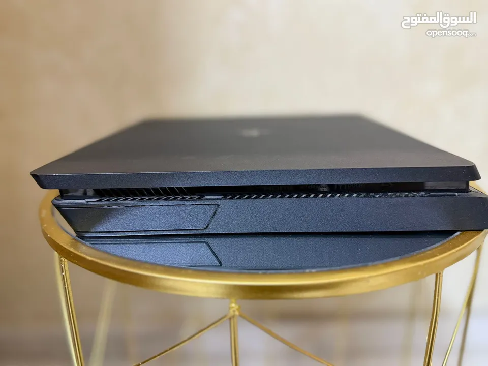 Ps4 slim 500gb نظيف جدا بحالة الوكالة مع  قرصين العاب استعمال بسيط gta5 و black ops4