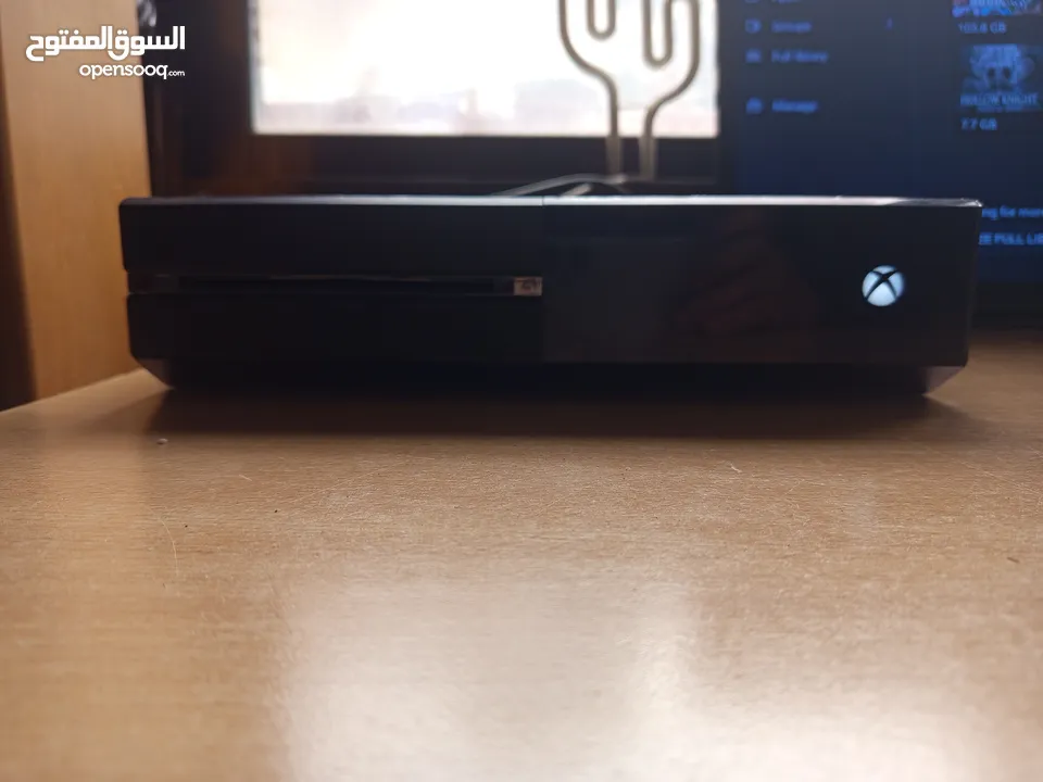 XBOX ONEمستعمل مع ايد والتانية هدية