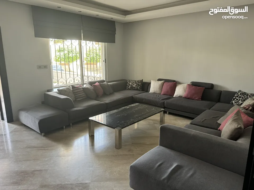 شقة ارضية طابقية بمساحة 399 متر2