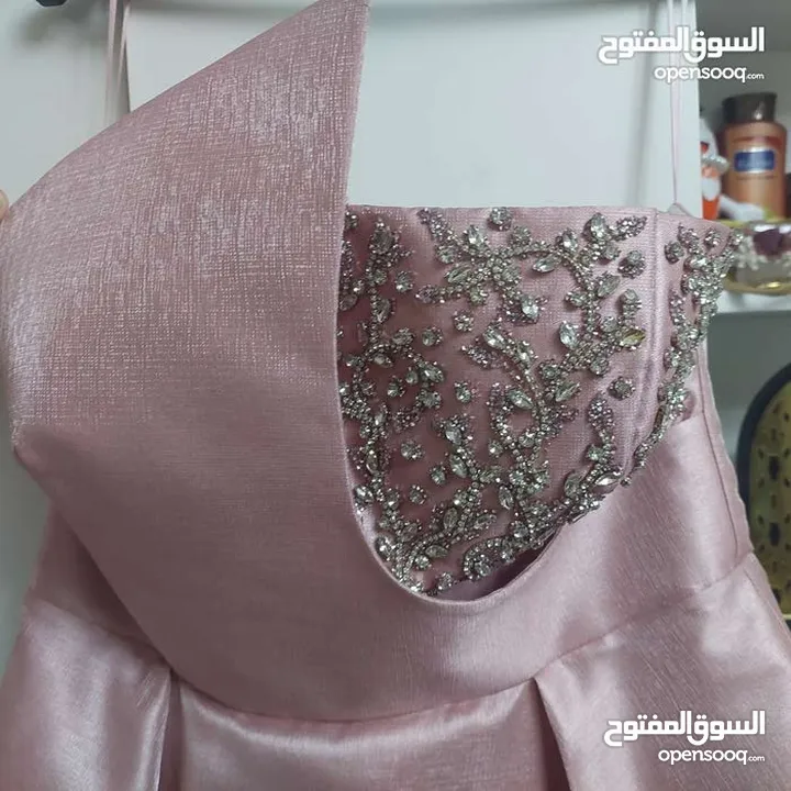 فستان لون سومو للبيع لبسة مرة واحدة ع التخرج فخم و جميل محجر من الامام وباكلس ومن الخلف لديه رباطات